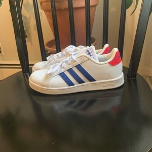ADIDAS GRAND COURT SNEAKER RED WHITE AND BLUE